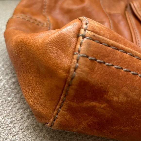 Fossil Distressed Leather Large Shoulder Bag Key Charm - Picture 10 of 14